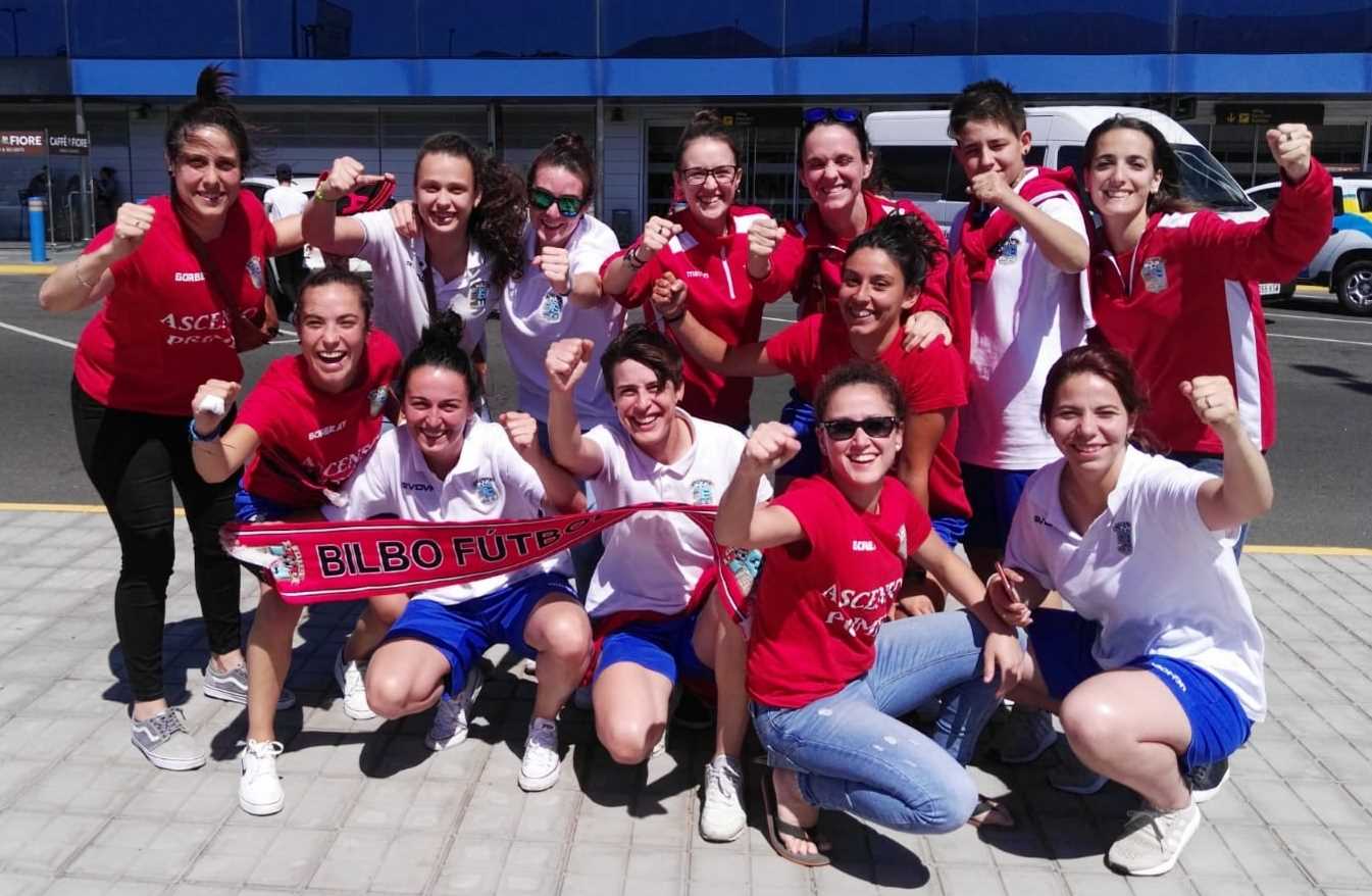 Las integrantes del equipo bilbaíno celebrando el ascenso antes de abandonar Canarias. 