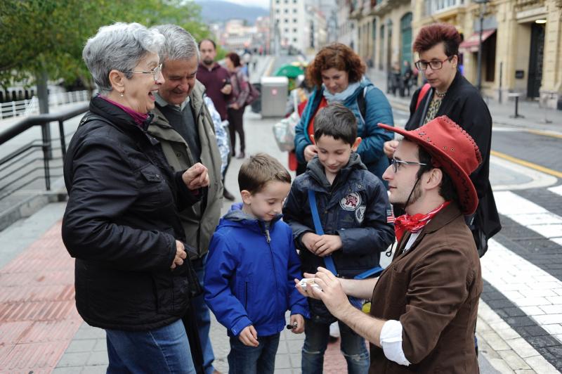 Treinta instalaciones y espectáculos llenos de luz y creatividad transformaron la villa en una fiesta durante la primera de las dos jornadas de su Gau Zuria