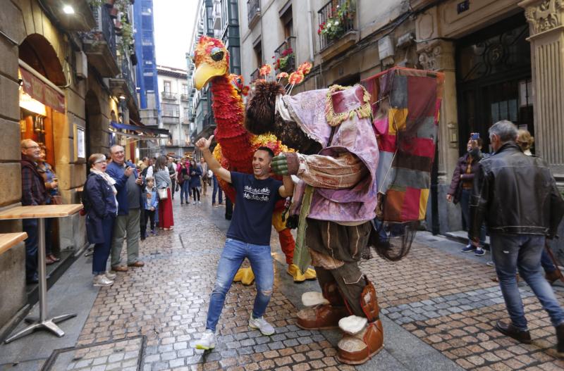 Treinta instalaciones y espectáculos llenos de luz y creatividad transformaron la villa en una fiesta durante la primera de las dos jornadas de su Gau Zuria