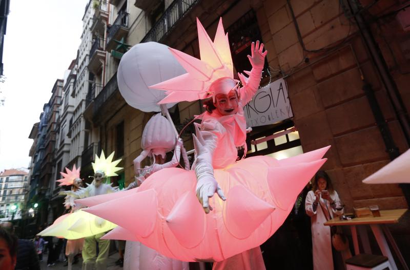 Treinta instalaciones y espectáculos llenos de luz y creatividad transformaron la villa en una fiesta durante la primera de las dos jornadas de su Gau Zuria