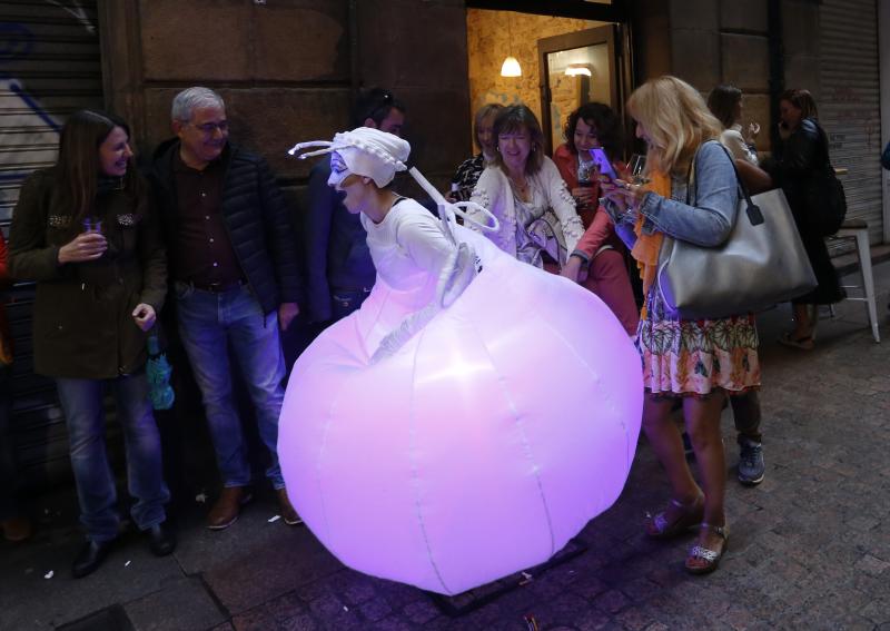 Treinta instalaciones y espectáculos llenos de luz y creatividad transformaron la villa en una fiesta durante la primera de las dos jornadas de su Gau Zuria