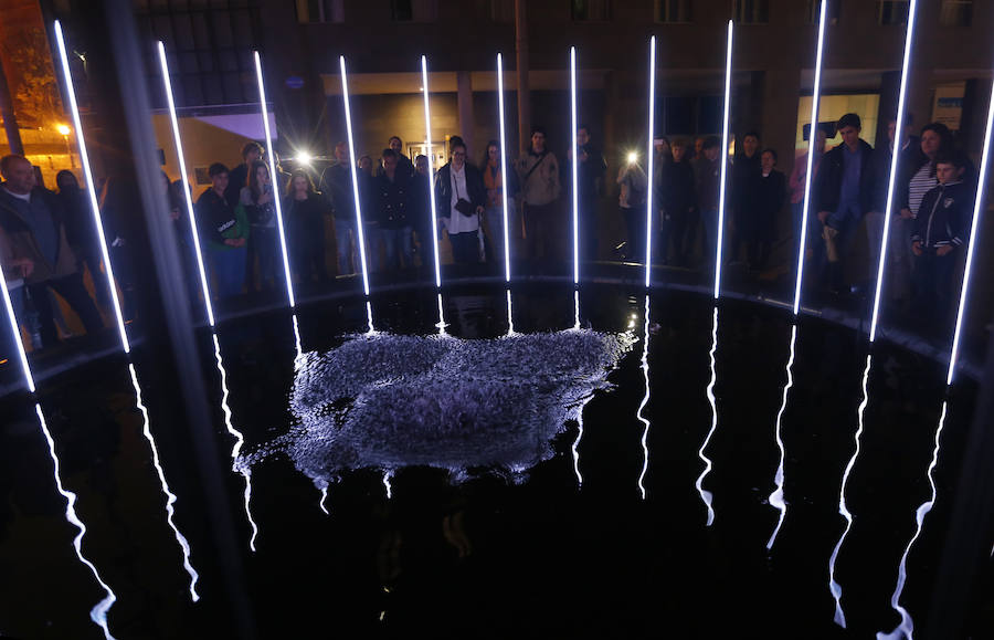 Treinta instalaciones y espectáculos llenos de luz y creatividad transformaron la villa en una fiesta durante la primera de las dos jornadas de su Gau Zuria