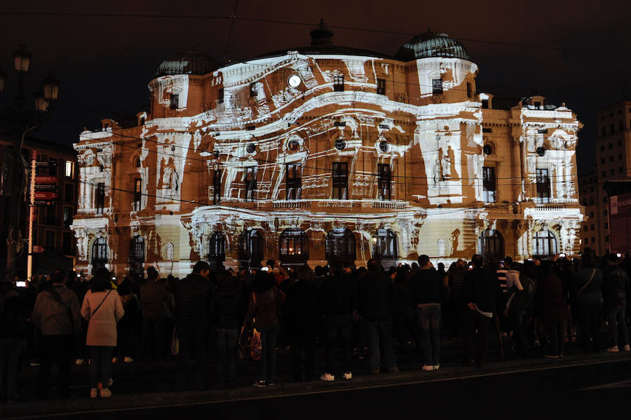 Treinta instalaciones y espectáculos llenos de luz y creatividad transformaron la villa en una fiesta durante la primera de las dos jornadas de su Gau Zuria