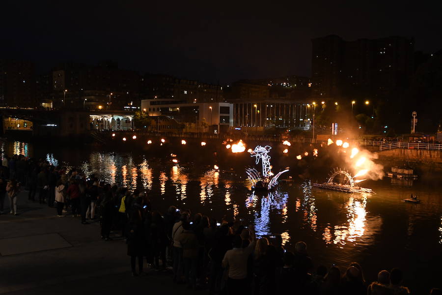 Treinta instalaciones y espectáculos llenos de luz y creatividad transformaron la villa en una fiesta durante la primera de las dos jornadas de su Gau Zuria