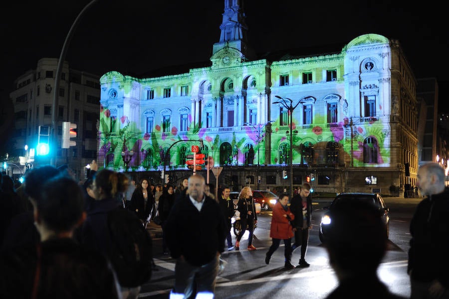 Treinta instalaciones y espectáculos llenos de luz y creatividad transformaron la villa en una fiesta durante la primera de las dos jornadas de su Gau Zuria