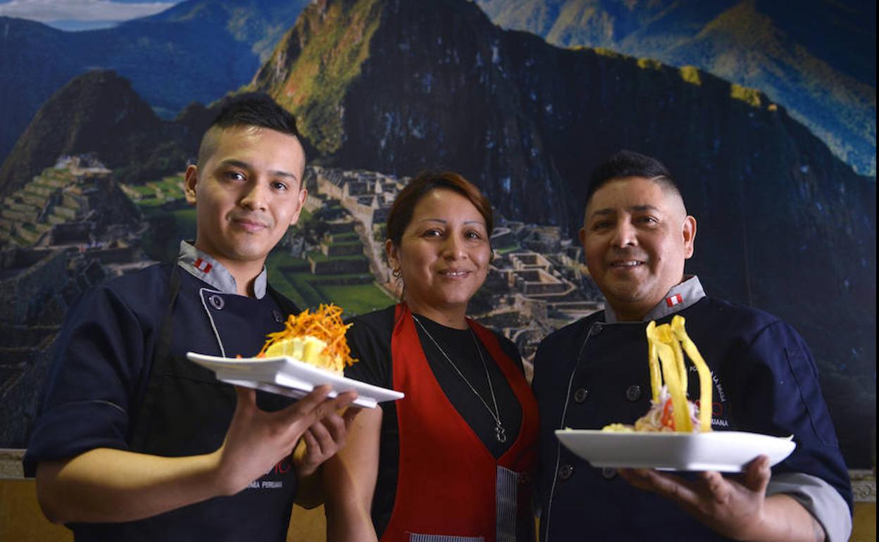 Rosa Elvira Lucas junto a su marido, Edson Huaman, y su hijo Gabriel. 