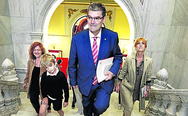 Aburto, ayer, flanqueado por las concejalas Nekane Alonso (PNV) e Inés Ibáñez de Maeztu (PSE), de camino al 'pleno escolar'.