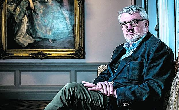 Miguel Falomir, ante un cuadro de Federico de Madrazo, cedido en depósito por el Museo del Prado.