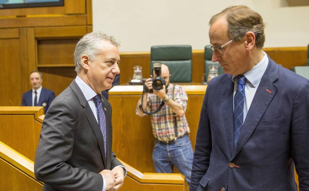 Iñigo Urkullu y Alfonso Alonso, en el Parlamento vasco.