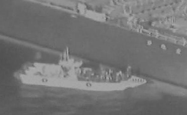 Momento del ataque a uno de los petroleros.