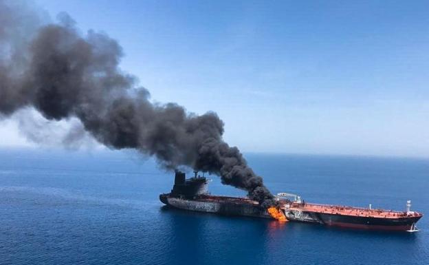 Imagen que muestra el buque petrolero noruego Front Altair en llamas. 