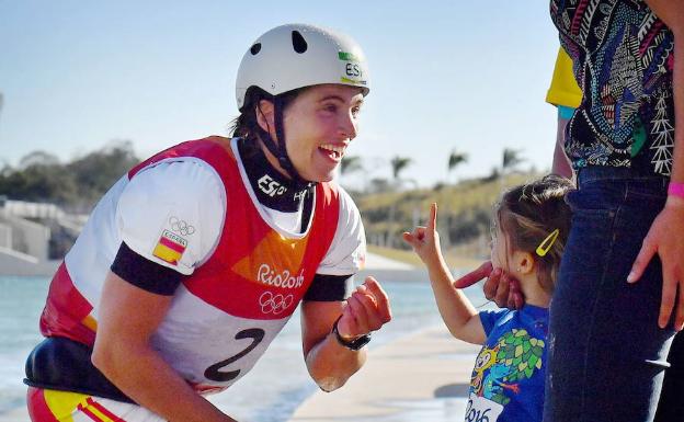 Maialen Chourraut celebrando el oro con su hija en los pasados Juegos de Río de Janeiro. 