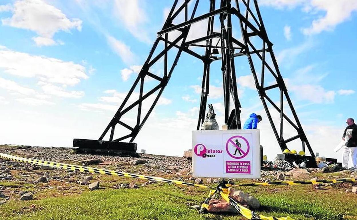 as labores para pintar la emblemática torre empezaron este viernes.