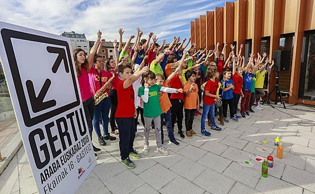 Presentación de la fiesta Araba Euskaraz de este año en la ikastola Armentia