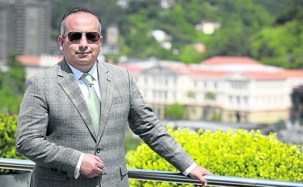 Ambriz, cuyo cargo es Chief Network Officer de Vueling, posa en la terraza del Domine.