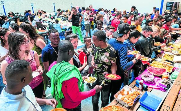 Varios centenares de personas arroparon a los más de 200 refugiados que participaron en la comida popular de El Campillo. 