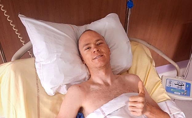 Froome saluda desde su habitación en el hospital de St. Etienne. 