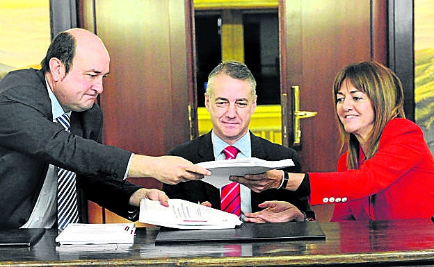Andoni Ortuzar (PNV) e Idoia Mendia (PSE) firman, en presencia de Iñigo Urkullu, el acuerdo de gobierno de 2016.