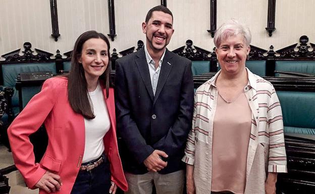 Garbiñe Ruiz, Óscar Fernández y Gemma Zubiaurre, en el salón de plenos. 