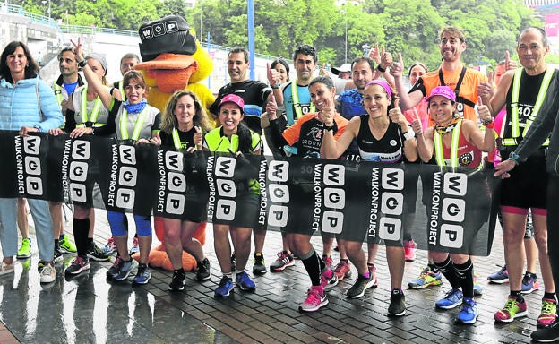 Varios participantes en la carrera minutos antes de su inicio a las seis de la tarde en la explanada del Museo Maríitimo.