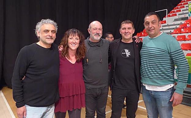 Alberto Ugarriza, en el centro, gobernará de la mano de Gure Herria. 