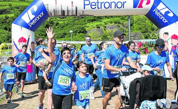 De la mano, tirando de carritos de bebé o dándolo todo, las familias llenaron ayer Zierbena de pasión por la solidaridad.