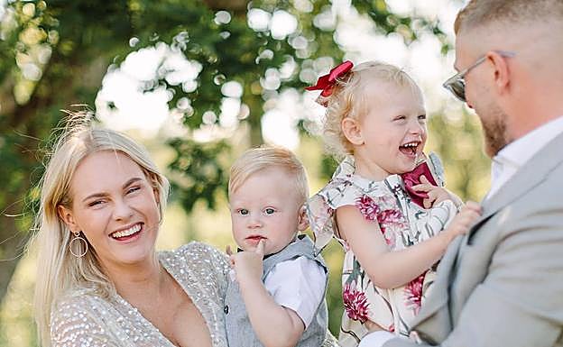 El jugador del Alavés y su esposa, muy felices, posan con sus hijos. «Mi familia», ha escrito Guidetti.