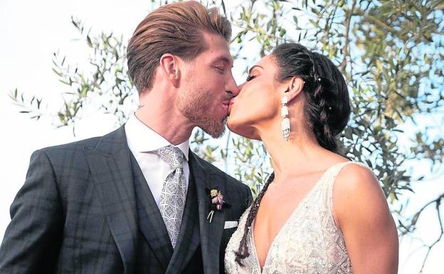 Sergio Ramos y Pilar Rubio se besan para los medios en la entrada de su finca en Bollullos de la Mitación.