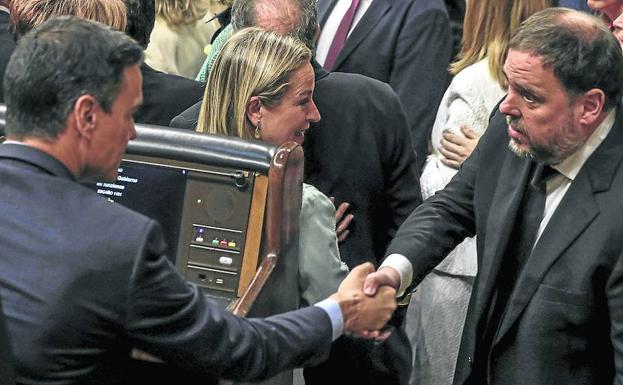 Sánchez saluda a Junqueras en el Congreso de los Diputados durante el pleno en el que se constituyó la Cámara el mes pasado.