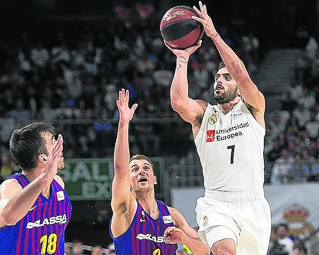 Este triple a una pierna de Campazzo cerró el primer cuarto.