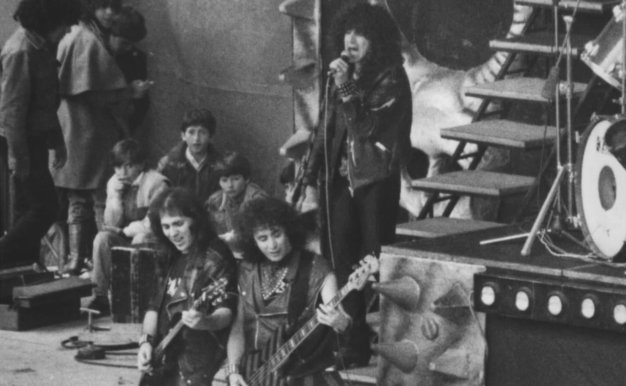 Obús, durante su actuación de 1984 en la Plaza Nueva de Bilbao.