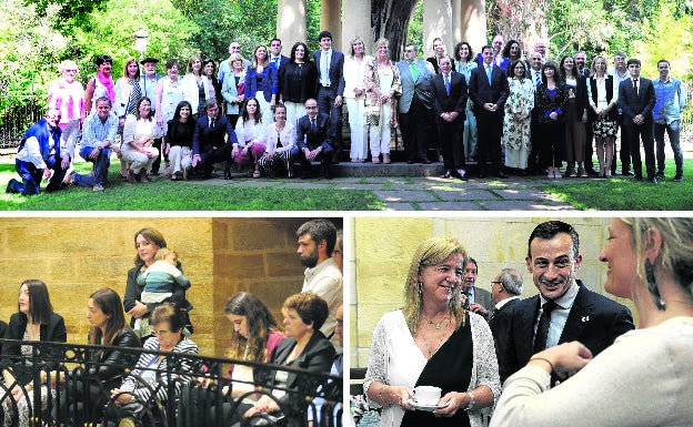 Arriba, los apoderados nacionalistas posan ante el Árbol de Gernika con familiares, amigos e Itxaso Atutxa, presidenta del PNV de Bizkaia. Abajo, a la izquierda, familiares y amigos de los electos, en la grada de invitados. A la derecha, los socialistas Teresa Laespada y Ekain Rico charlan con Bea Ilardia, de EH Bildu. 