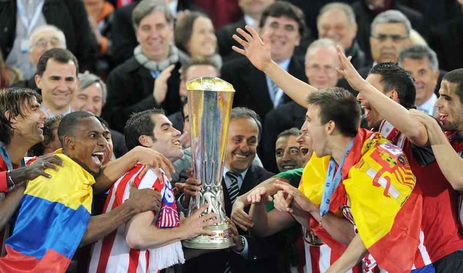 Platini entrega el trofeo de la Europa League a los jugadores del Atlético de Madrid tras ganar la final ante el Fulham en 2010.