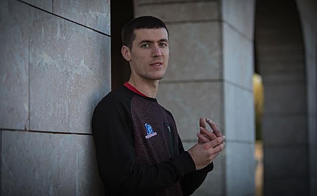 El pelotari Beñat Rezusta durante una entrevista , dias ante de la final del Parejas