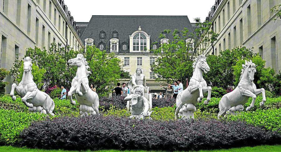 Jardín versallesco y edificios afrancesados en uno de los sectores de la ciudad de Huawei en Dongguan.