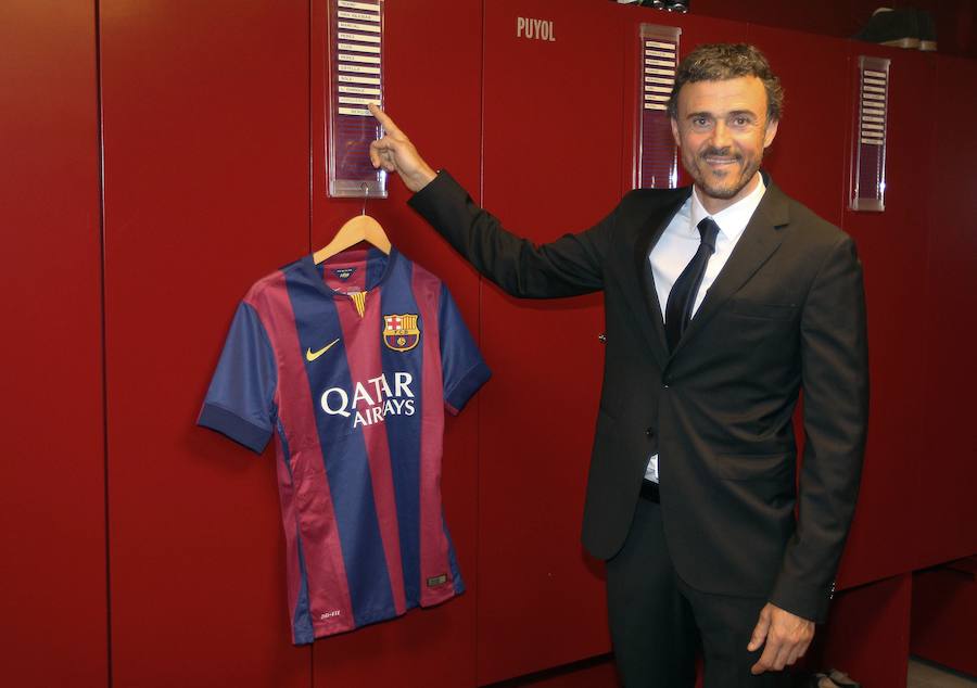 Luis Enrique posa junto a la camiseta del Barça tras tomar las riendas del vestuario.