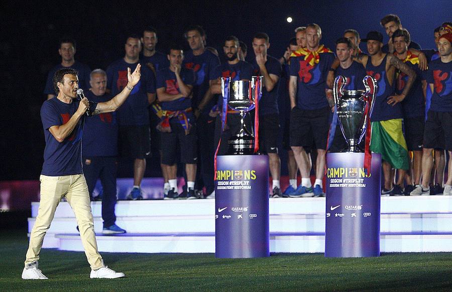 Luis Enrique da un discurso en el Camp Nou durante la celebración de la Champions.