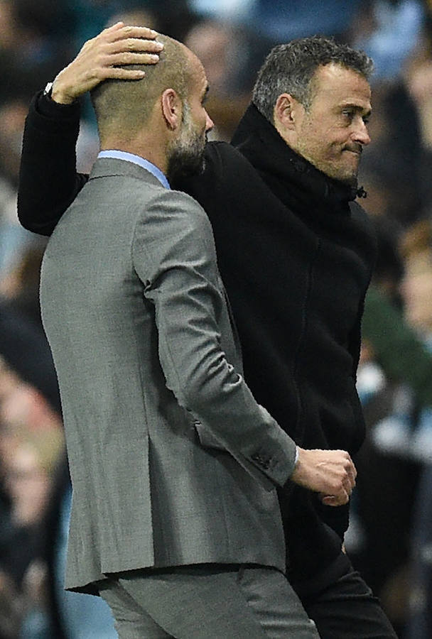 Pep Guardiola, a quien sucedió Luis Enrique en el banquillo del Barça, recibe el saludo del técnico asturiano.