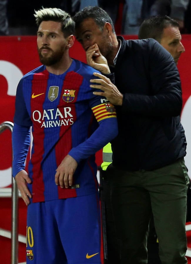 Messi recibe las indicaciones de Luis Enrique.