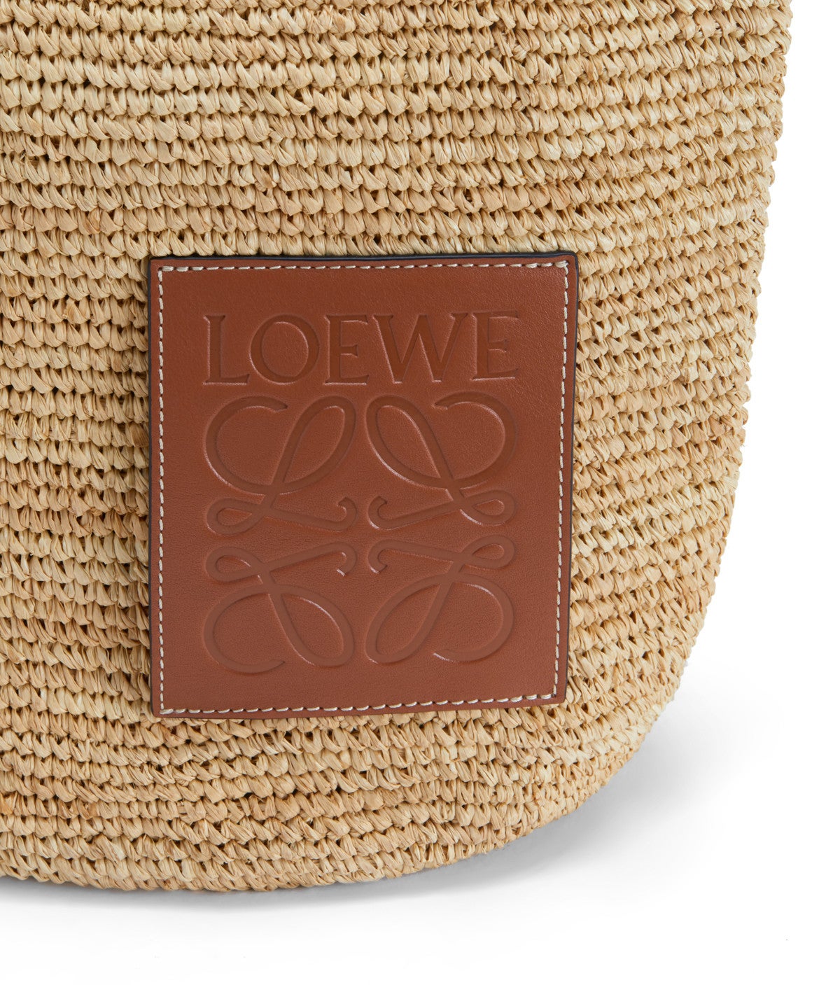 Bolso 'tote' de rafia, de  Loewe  (620 euros)