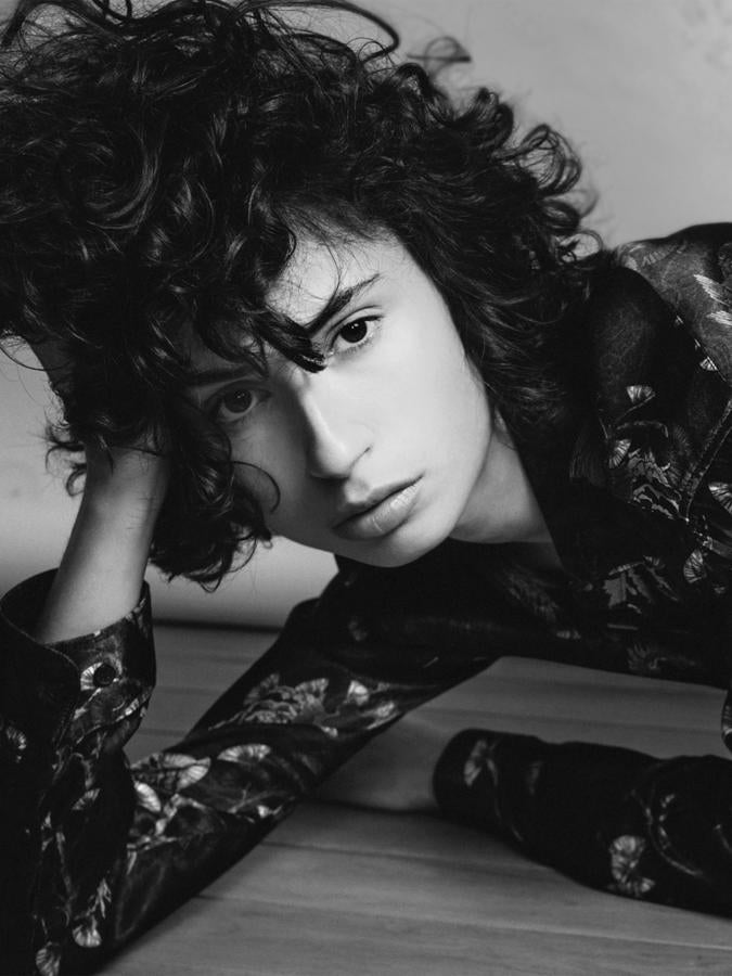 Los rizos 'agitados' son la seña de identidad de esta joven de 22 años que ha protagonizado 'shootings' para Vogue y ha desfilado para firmas como Saint Laurent y Tom Ford