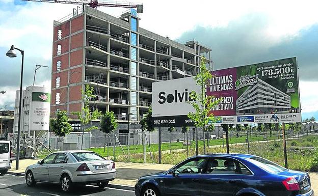 Carteles que anuncian una promoción junto a un bloque en obras. 