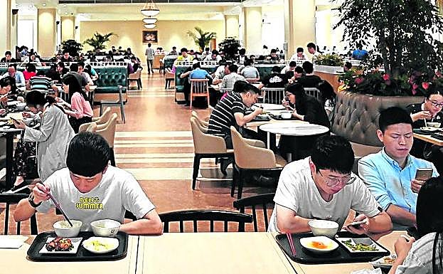 Trabajadores de la multinacional china, en uno de los comedores.