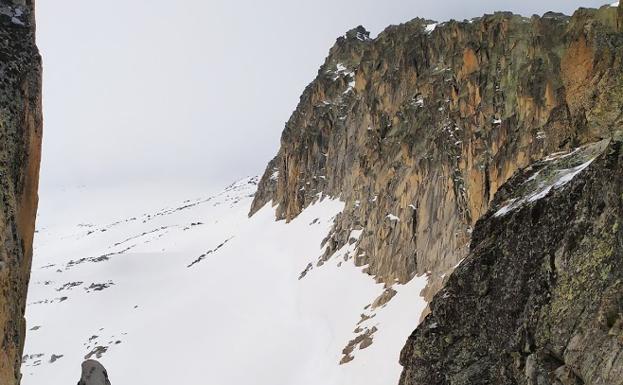 Imagen principal - El Portillón Superior da acceso a la zona del glaciar y recuerda al muro de 'Juego de tronos'. A continuación, la espesa niebla apenas dejaba ver el camino. Finalmente, la parte final de la Crencha de los Portillones.