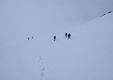 Imagen secundaria 1 - El Portillón Superior da acceso a la zona del glaciar y recuerda al muro de 'Juego de tronos'. A continuación, la espesa niebla apenas dejaba ver el camino. Finalmente, la parte final de la Crencha de los Portillones.