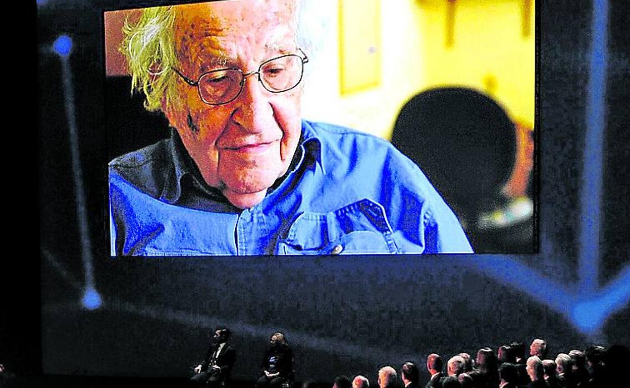 El prestigioso lingüista, durante su mensaje grabado en vídeo.