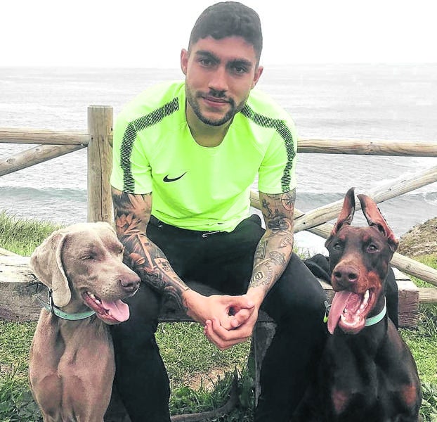 Unai Núñez es amante de los animales y tiene dos perros.