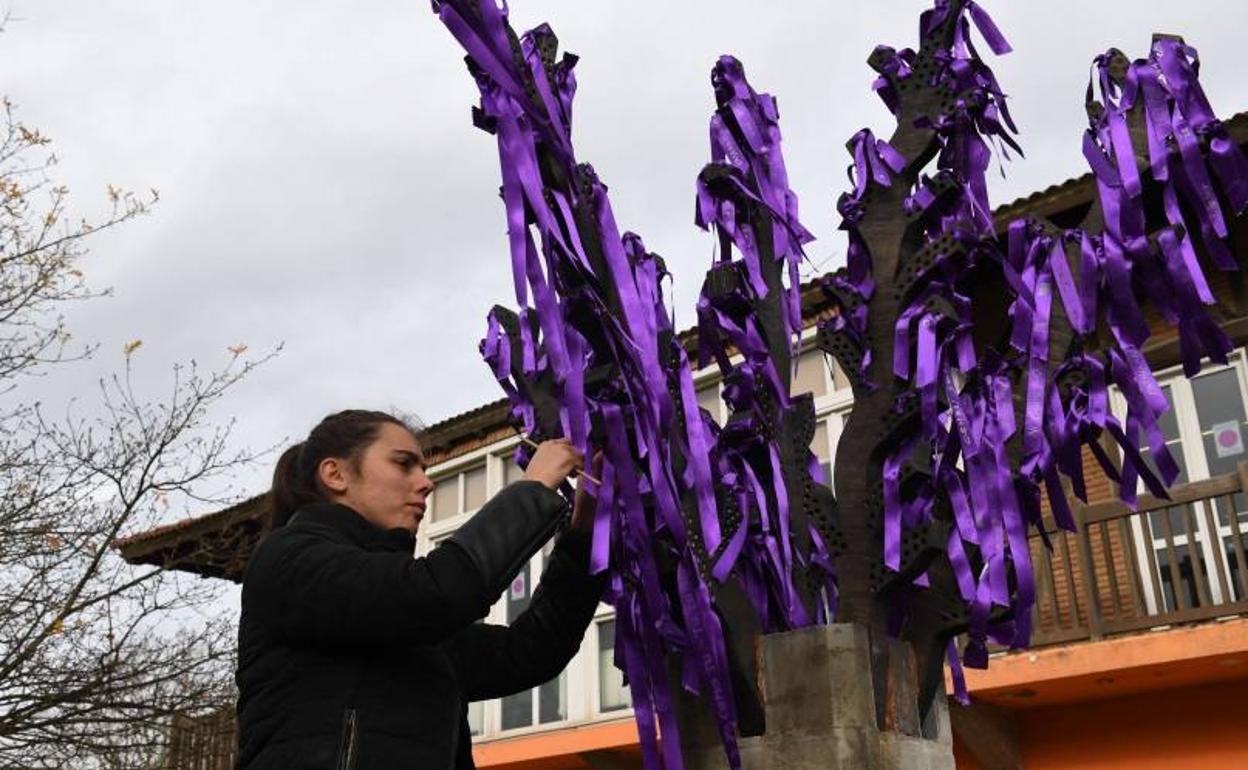 En noviembre de 2017 se colocó un árbol conmemorativo. 