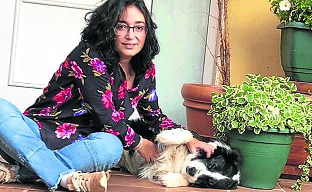 Esther, con Quin en su casa de Oleiros.