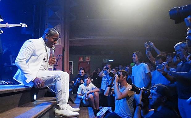 Ty Taylor sentado al borde del tablado en 'Doin''